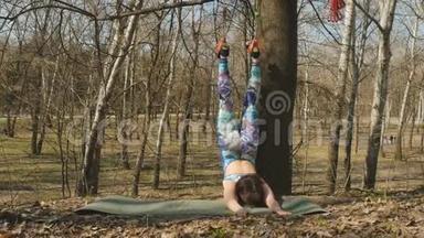 女人用绳索做<strong>气</strong>重力练习伸展身体